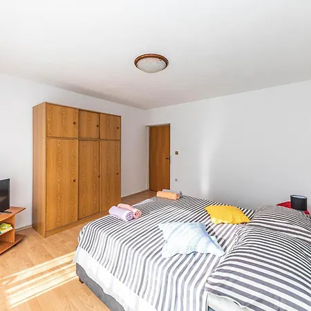 2 Bedroom Cozy In Kastel Kambelovac Apartment