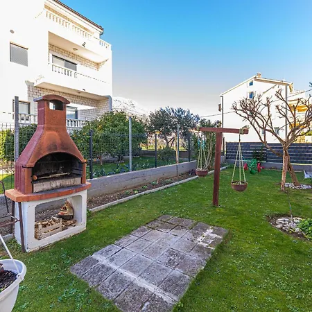 2 Bedroom Cozy In Kastel Kambelovac Apartment *
