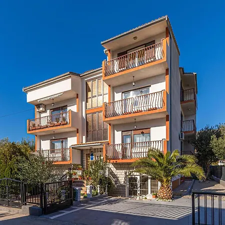 Apartment 2 Bedroom Cozy In Kastel Kambelovac *