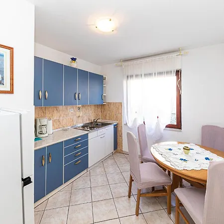 2 Bedroom Cozy In Kastel Kambelovac Apartment