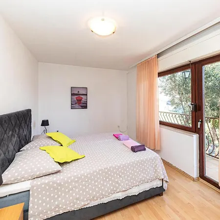 Two-bedroom In Kastel Kambelovac *
